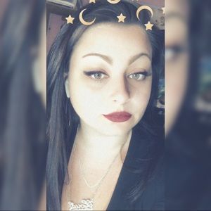 Meet your Posher, Larissa